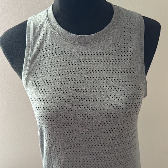 Lululemon Breeze muscle tank gray pullover tee Sz 4 - Picture 2 of 4
